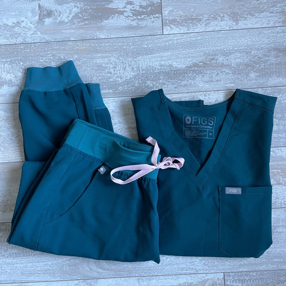 Figs Caribbean Blue Catarina top